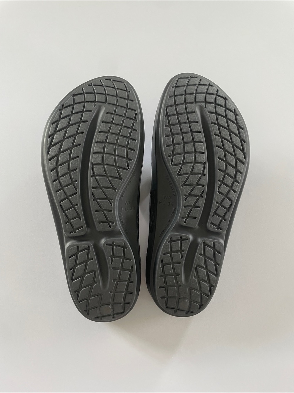 OOFOS NWOT Gray W/Silver Speckles Size 8 - Picture 5 of 9